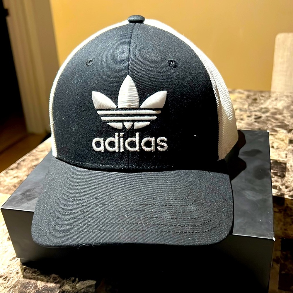 Adidas Men’s Mesh fitted baseball hat one size fits most black and white mesh